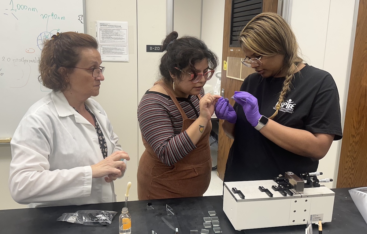 CAM scientist Alicia working with students in the lab