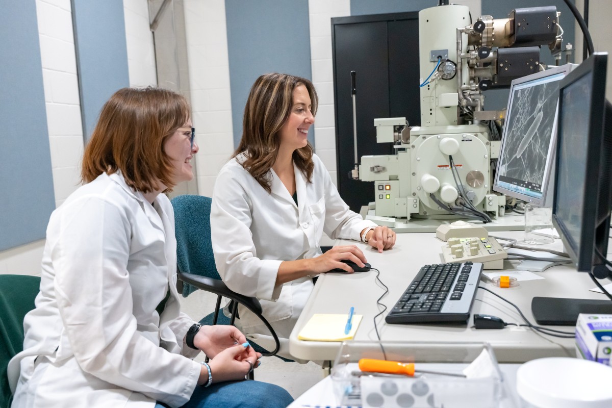 CAM scientist Abby working with a student on the sem